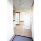 玄関から続くキッチンスペース アビックＭ１