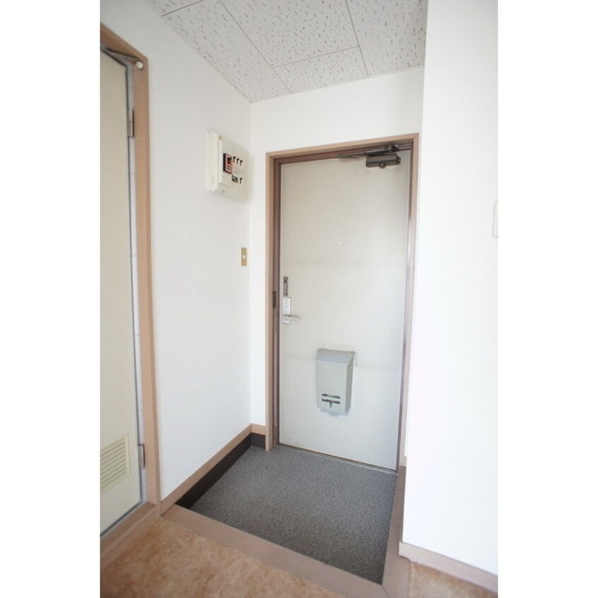 広さも十分な玄関スペース アビックＭ１