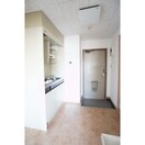 玄関から続くキッチンスペース アビックＭ１