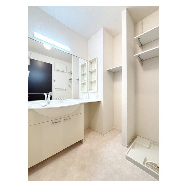 各所に収納スペースが付いた洗面 リッツハウスＥ－ＡＫＡＴＳＵＫＡ