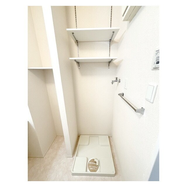 上部に収納棚のついた洗濯機置き リッツハウスＥ－ＡＫＡＴＳＵＫＡ