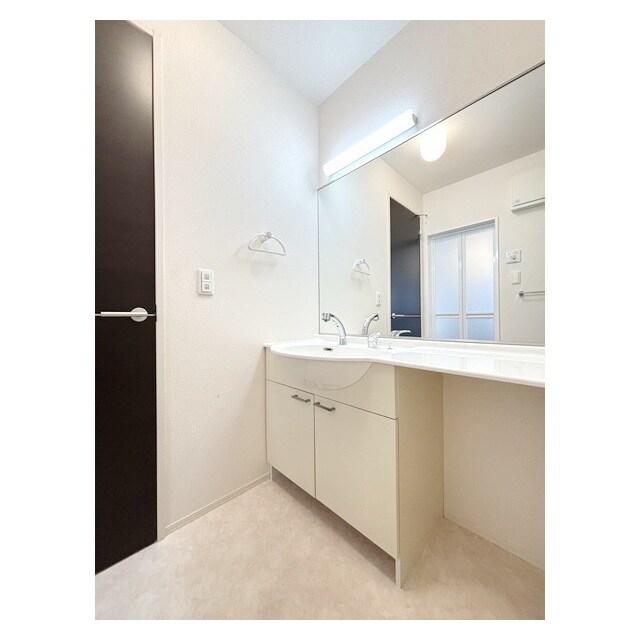 大きな洗面鏡で朝の身支度にも便 リッツハウスＥ－ＡＫＡＴＳＵＫＡ