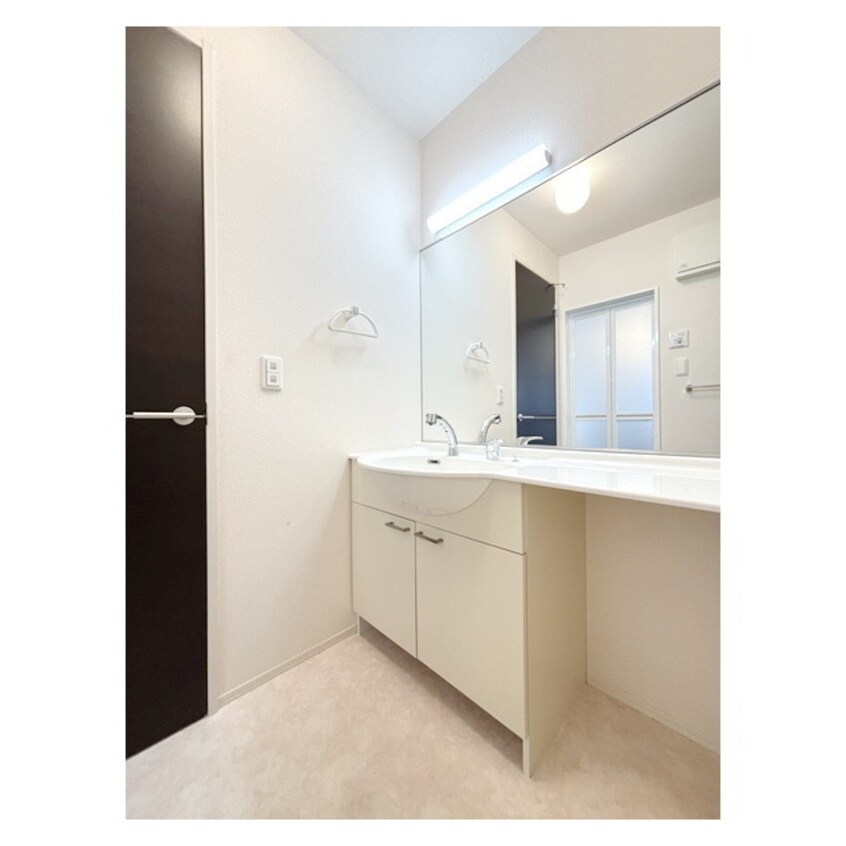 大きな洗面鏡で朝の身支度にも便 リッツハウスＥ－ＡＫＡＴＳＵＫＡ