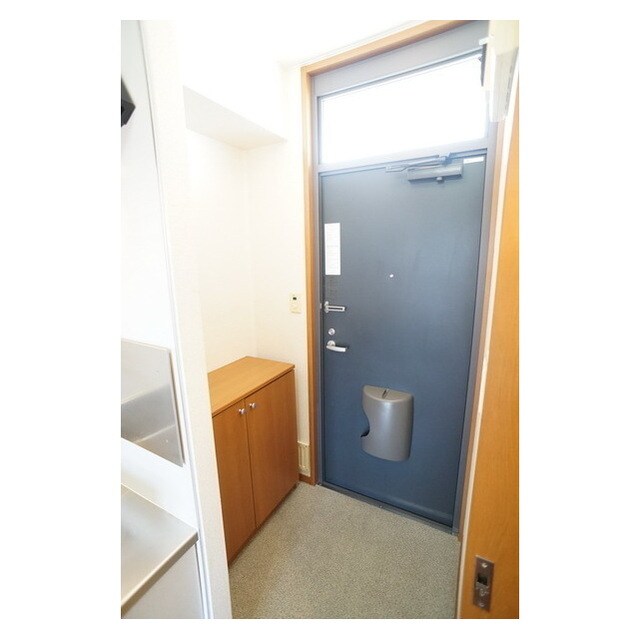 窓から暖かな陽が差し込む玄関ス メルべーユ文京Ａ棟