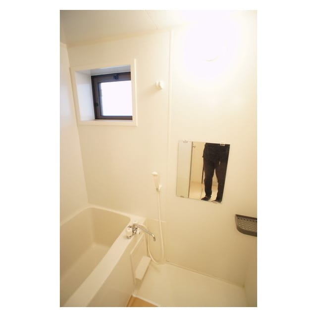 日中の換気にも便利な小窓付き ロンド