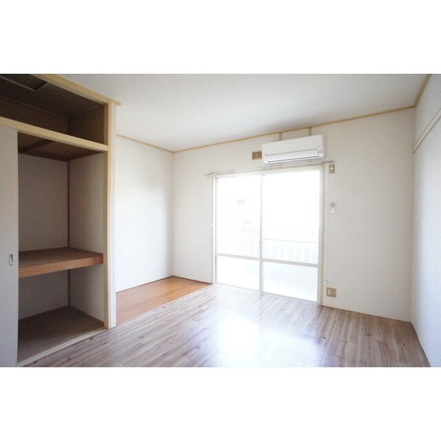 明るい日差しの室内 二木ハイツ