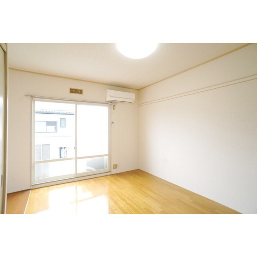 明るい日差しの室内 二木ハイツ