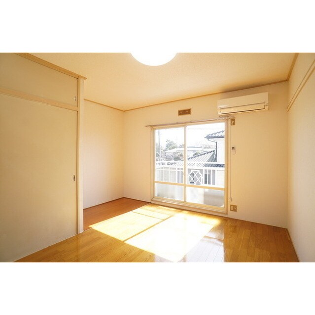 明るい日差しの室内 二木ハイツ