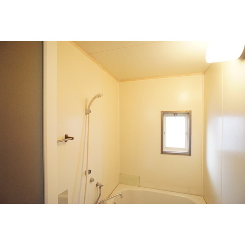 小窓で換気に便利ですね 二木ハイツ