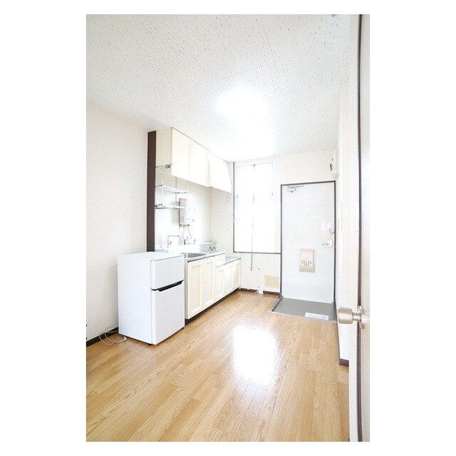 玄関から続くキッチンスペース 二木ハイツ