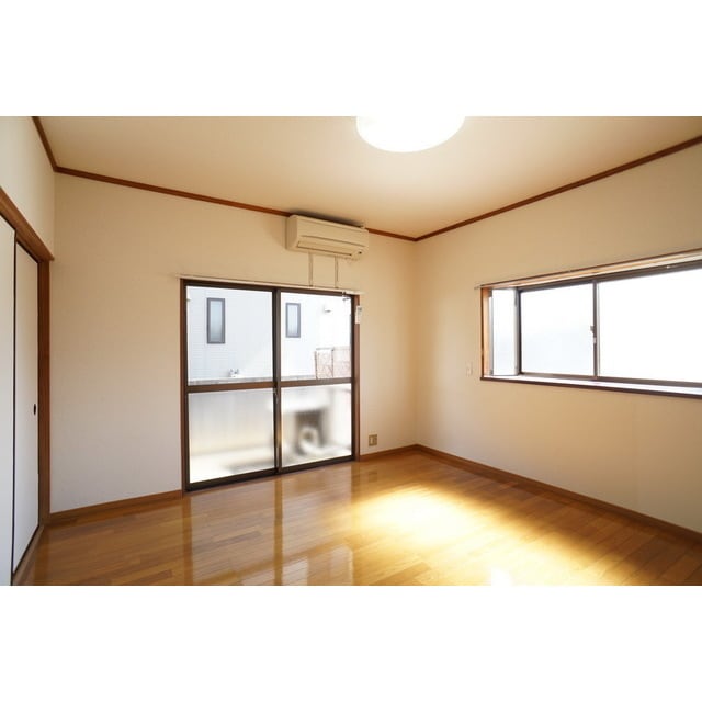 明るい日差しの室内 スズキハイツＡ棟