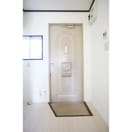 広めに確保された玄関 メゾンド鶴