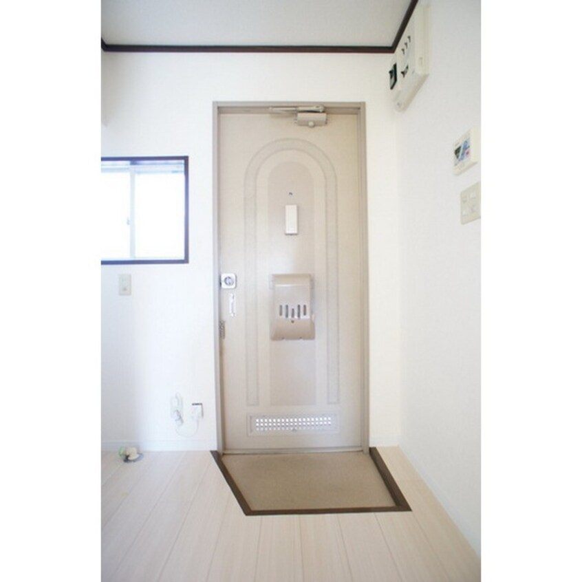 広めに確保された玄関 メゾンド鶴