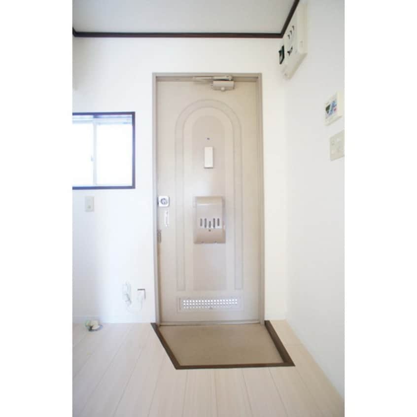 広めに確保された玄関 メゾンド鶴