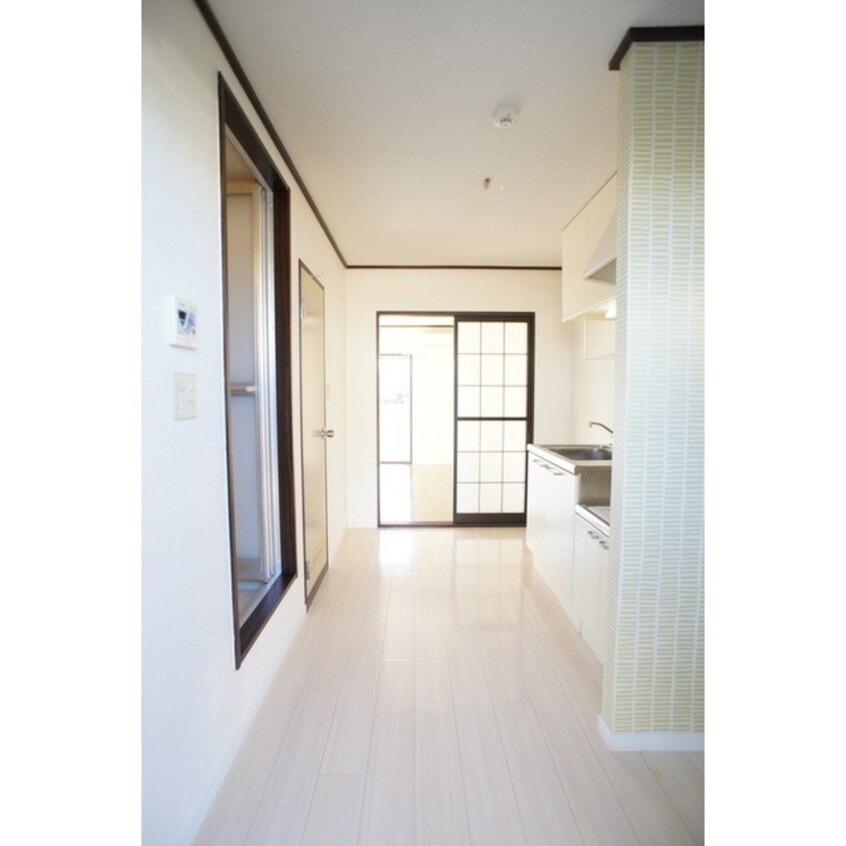 玄関から続くキッチンスペース メゾンド鶴