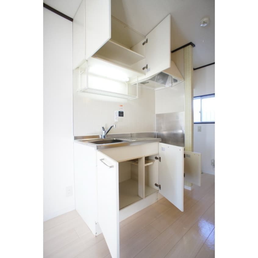 食器や調理器具を効率よく収納で メゾンド鶴