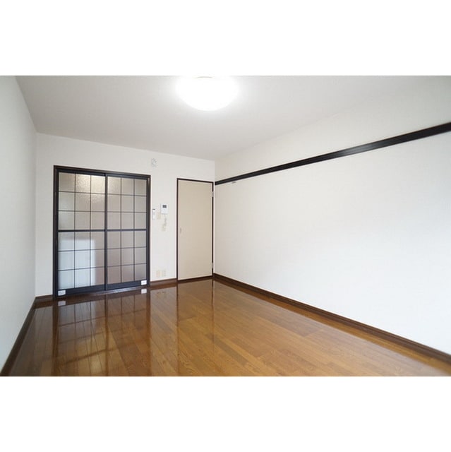 明るい日差しの室内 ルミエールＡ棟