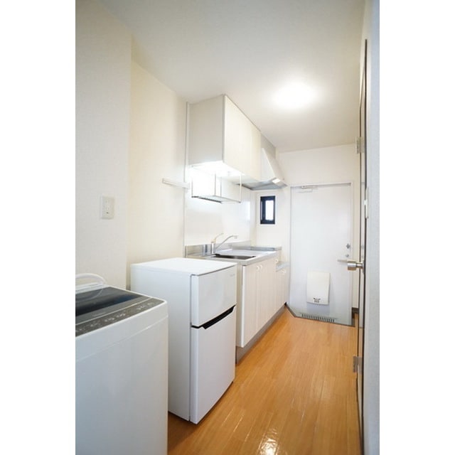 玄関から続くキッチンスペース ルミエールＡ棟