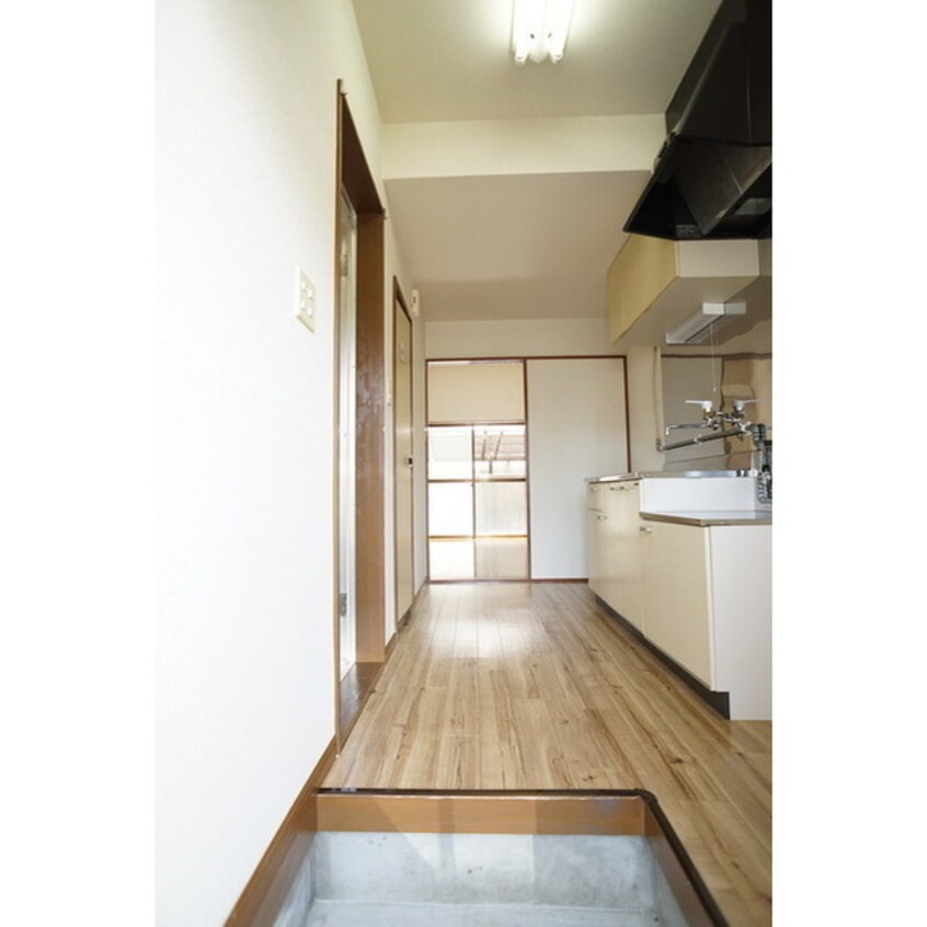 玄関から続くキッチンスペース コーポフルサワ