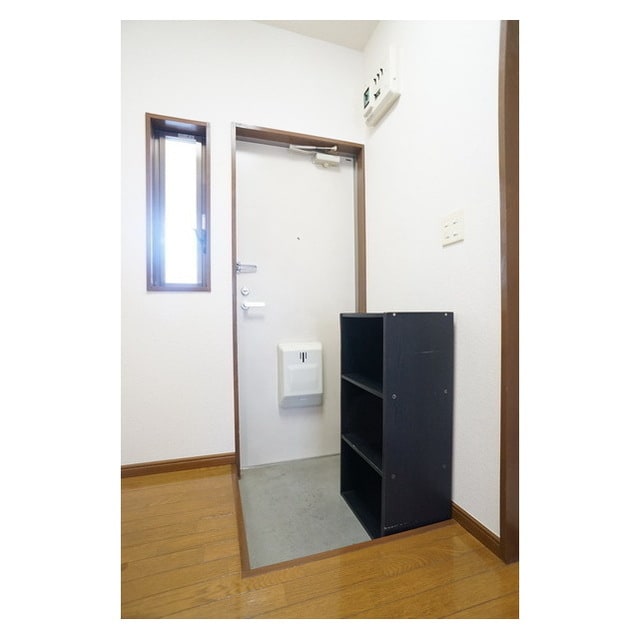 窓から陽の差し込む玄関スペース コーポフルサワ