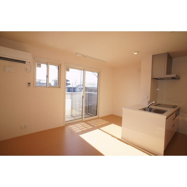 高い天井の室内で随所に気遣いを アクアパーム　Ｅ