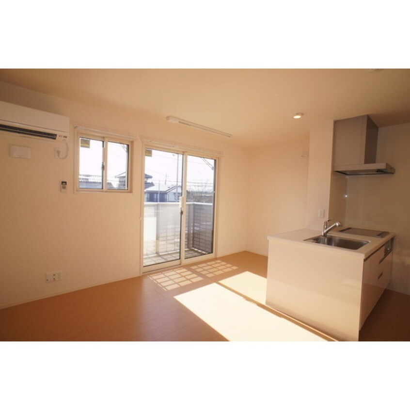 高い天井の室内で随所に気遣いを アクアパーム　Ｅ