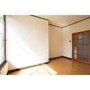 落ち着いた雰囲気の室内 沢建コーポ