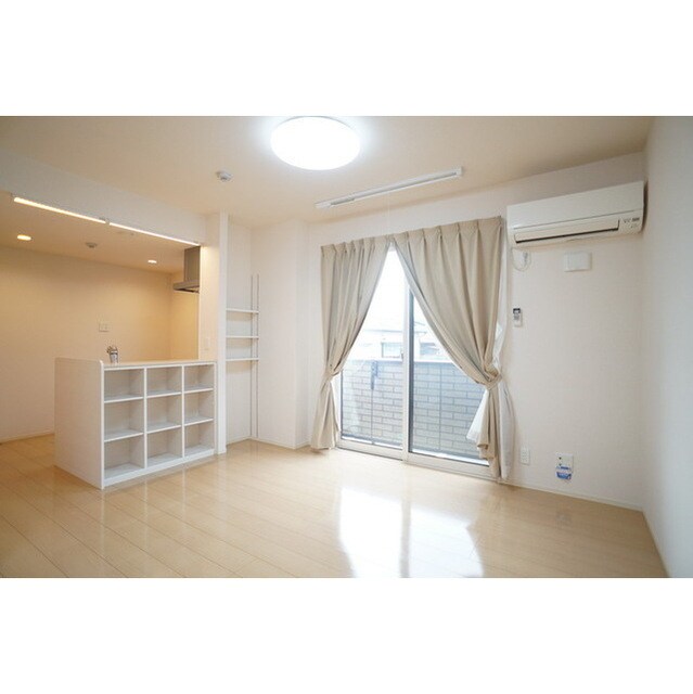 高い天井の室内で随所に気遣いを ダイシエル