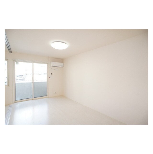 明るい日差しの室内 プラムマハール