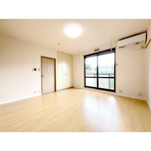 明るい日差しの室内 袴塚ベータ