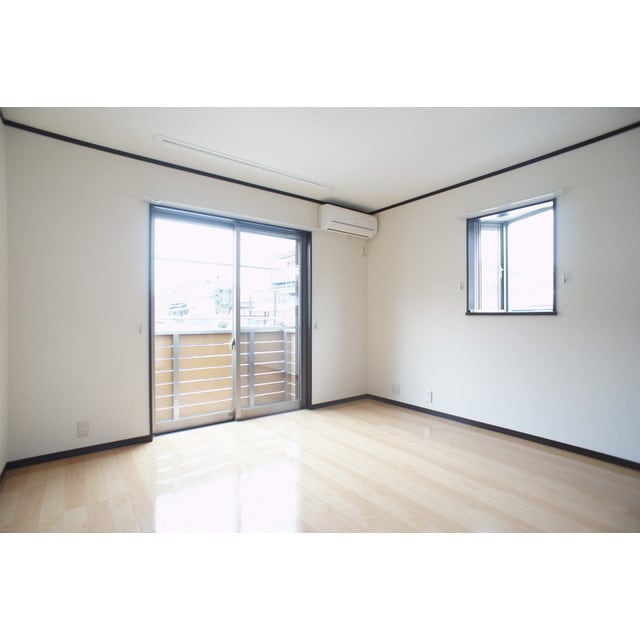 明るい日差しの室内 Wisteria （ｳｨｽﾃﾘｱ）