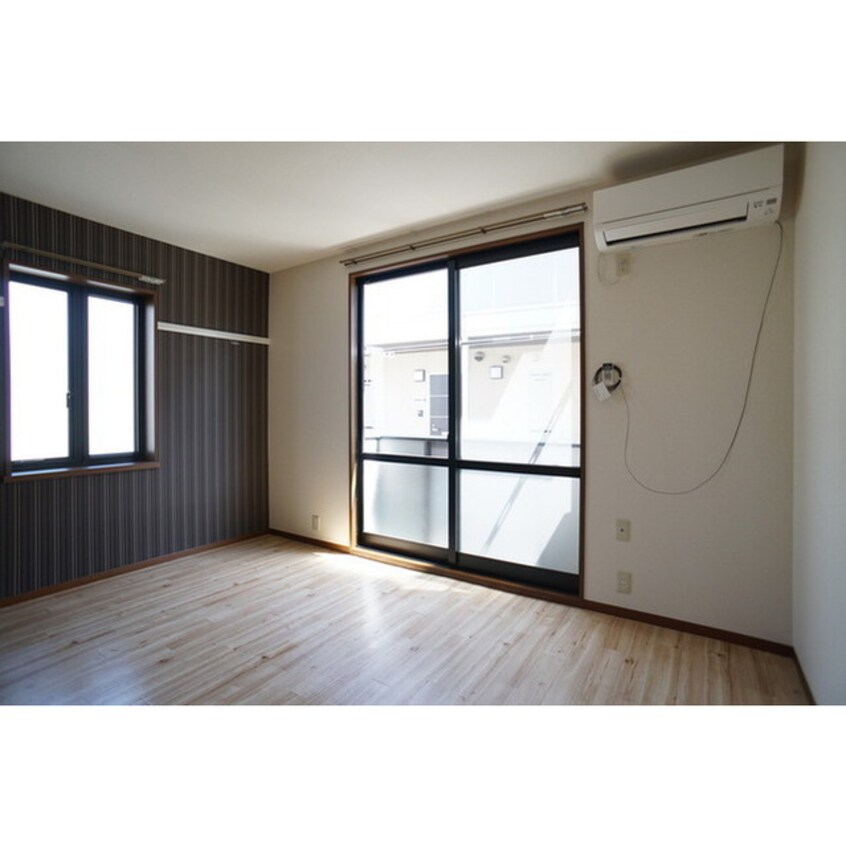 窓が多く沢山の光が差し込みます コーポミレット