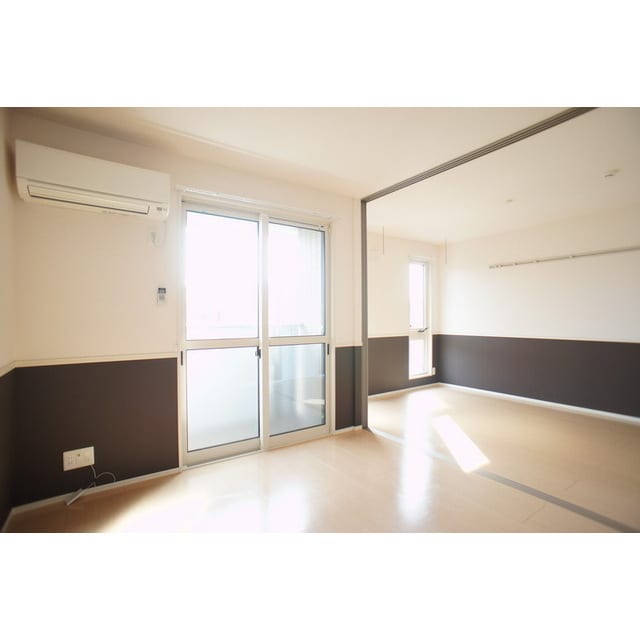 高い天井の室内で随所に気遣いを セレーノ