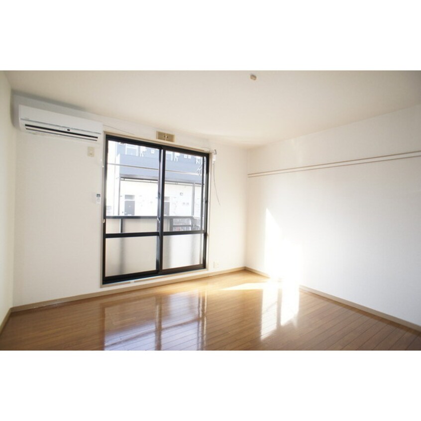 明るい日差しの室内 スノウハイツ