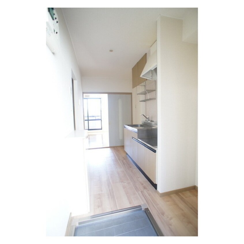 玄関から続くキッチンスペース スノウハイツ