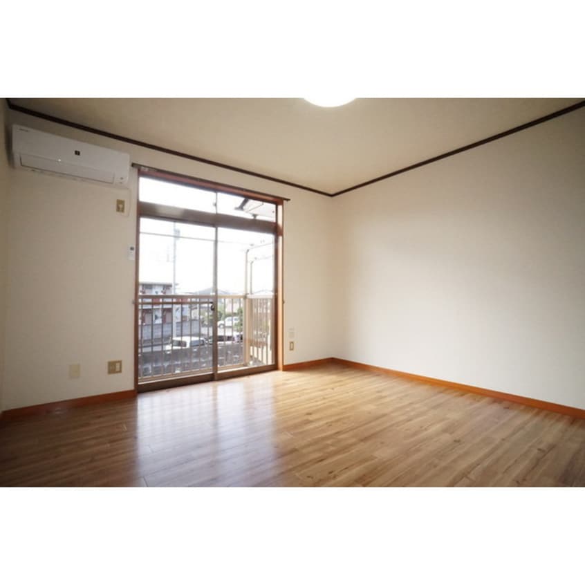 明るい日差しの室内 コーポ金沢Ｂ棟