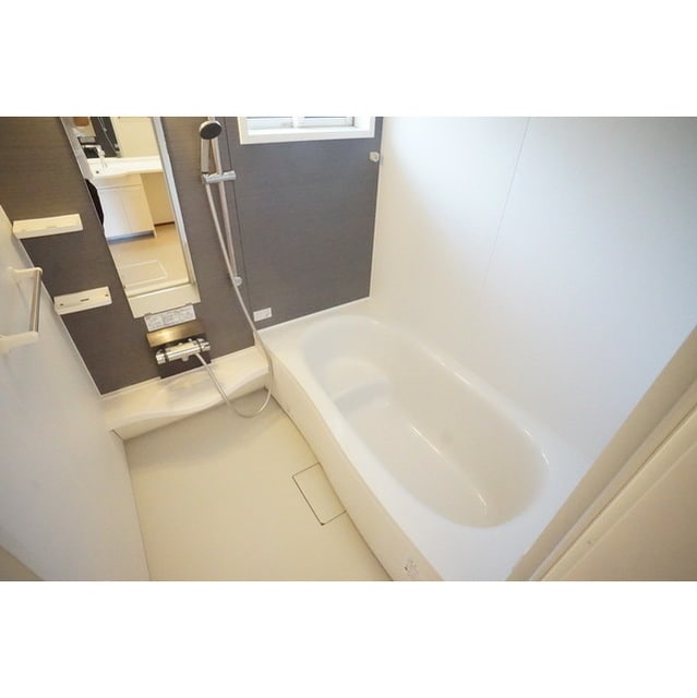 シャンプー棚や鏡のある広々した パークドオートム　Ｅ