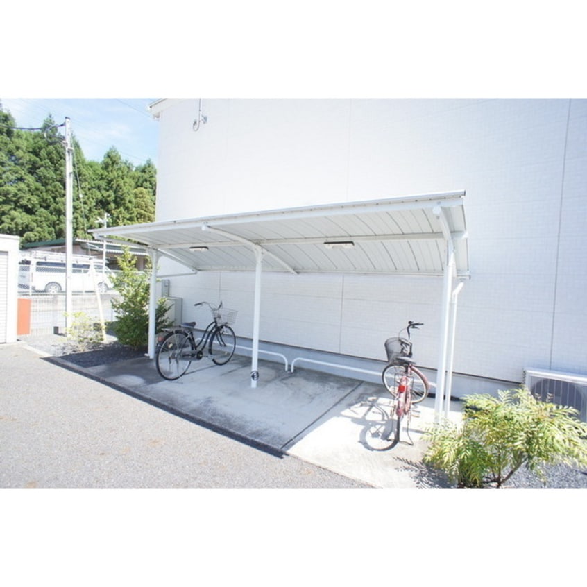 屋根付きの共有駐輪場です ラ ミア カーサ