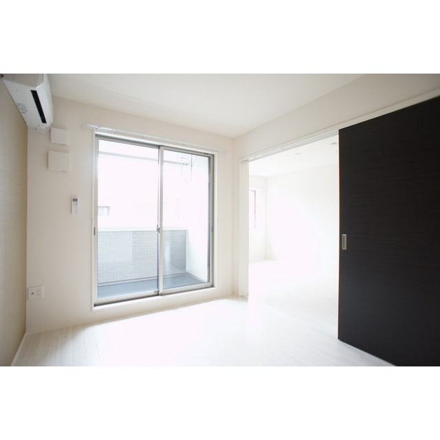 明るい日差しの室内 adonis･ place（アドニスプラース）