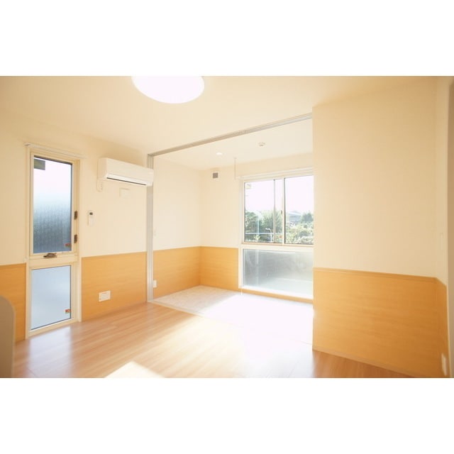 たっぷりの陽光に包まれる明るい プラスモア