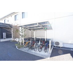 屋根付きの共有駐輪場