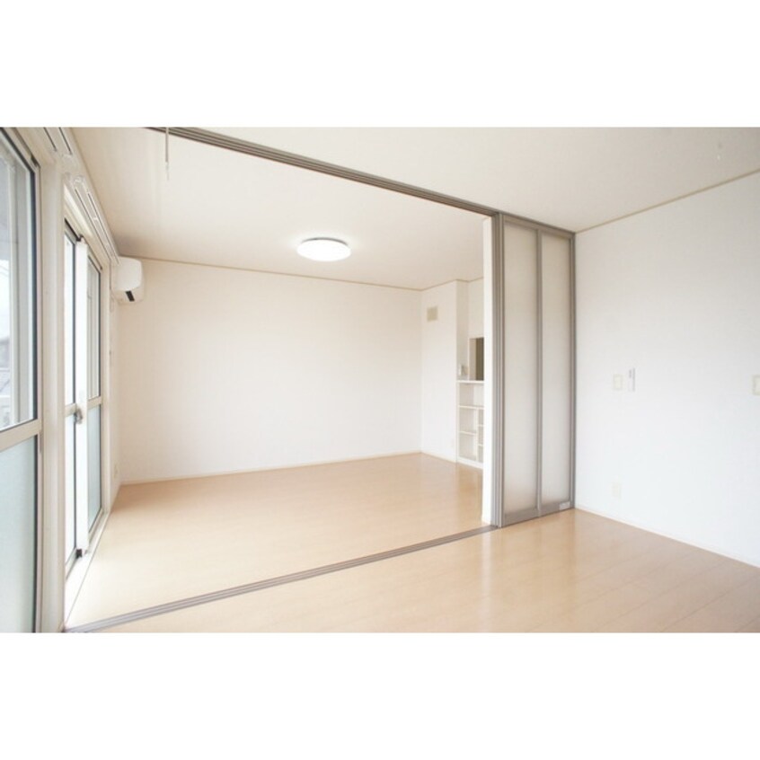 明るい日差しの室内ですね☆ エレヴァート