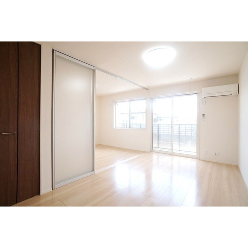 高い天井の室内で随所に気遣いを Ｄ－ｒｏｏｍ赤塚　B