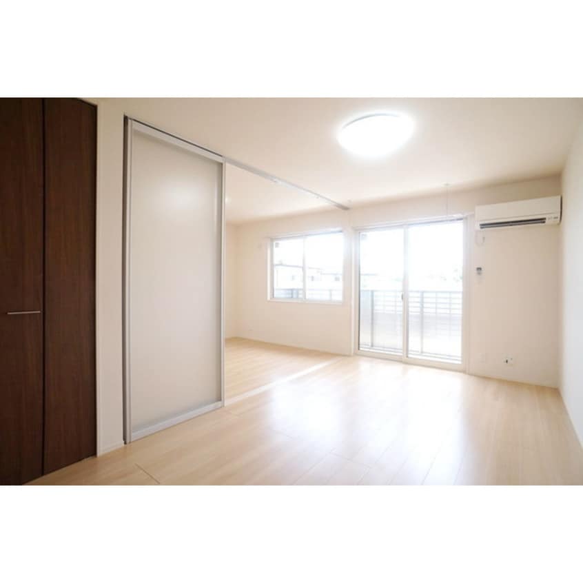 高い天井の室内で随所に気遣いを Ｄ－ｒｏｏｍ赤塚　B