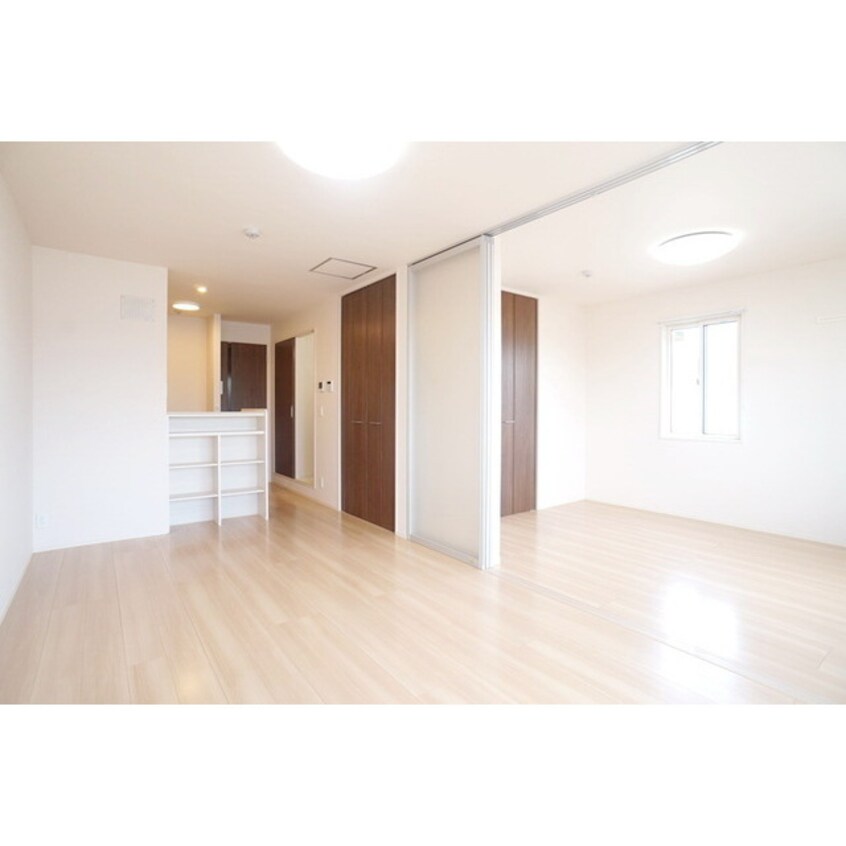 木目調の扉がアクセントの日当た Ｄ－ｒｏｏｍ赤塚　B