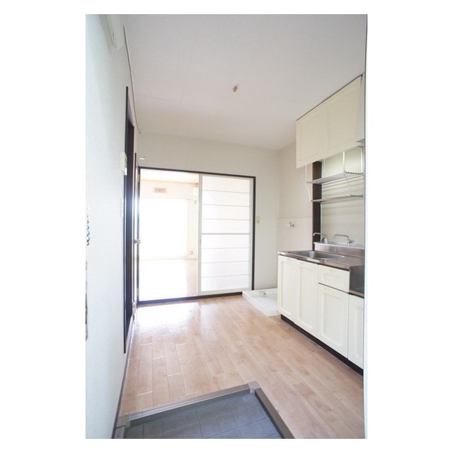 玄関から続くキッチンスペース アメニティ１