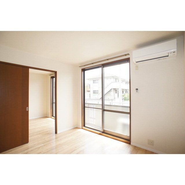 高い天井の室内で随所に気遣いを シャンテドミールＣ棟