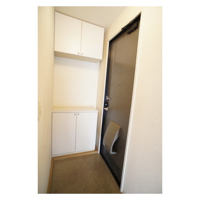 シューズボックス完備の玄関 メゾン・シャルムＥ棟