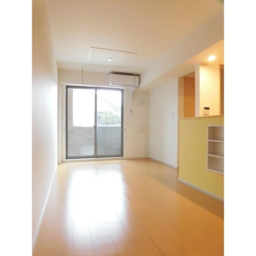 高い天井の室内、随所に気遣いを スイート　レイ