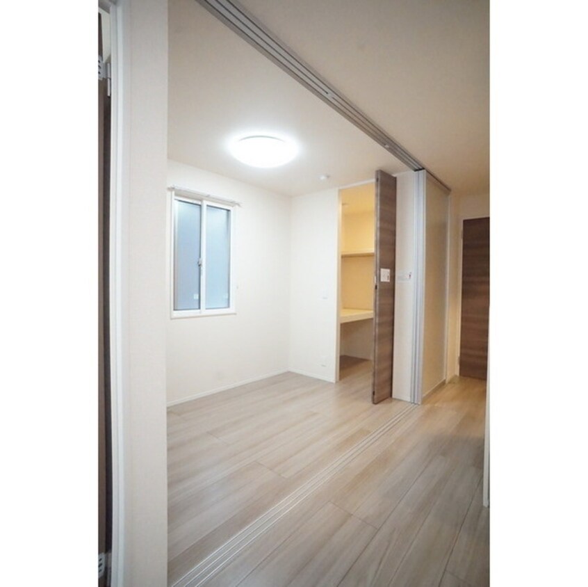 リビング隣接の洋室は寝室にピッ アマーテ姫子　B棟